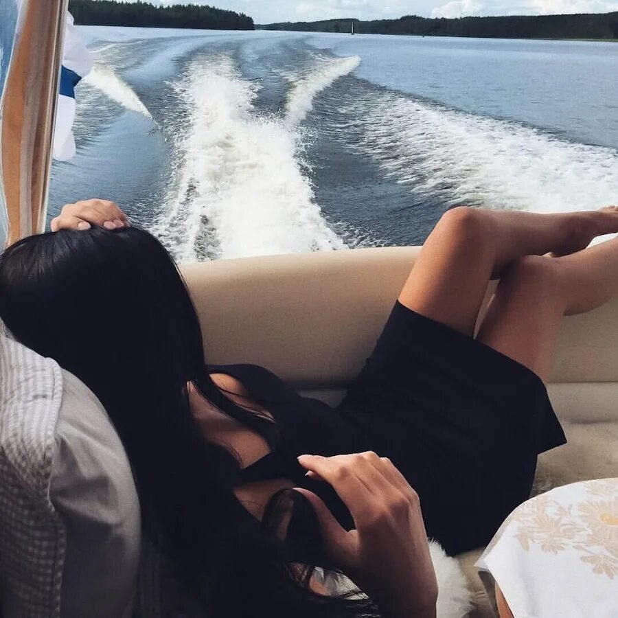 Брюнетка и ее парень. Брюнетка на море. девушка брюнетка на море. девушка с черными волосами на море. брюнетка в ресторане без лица.