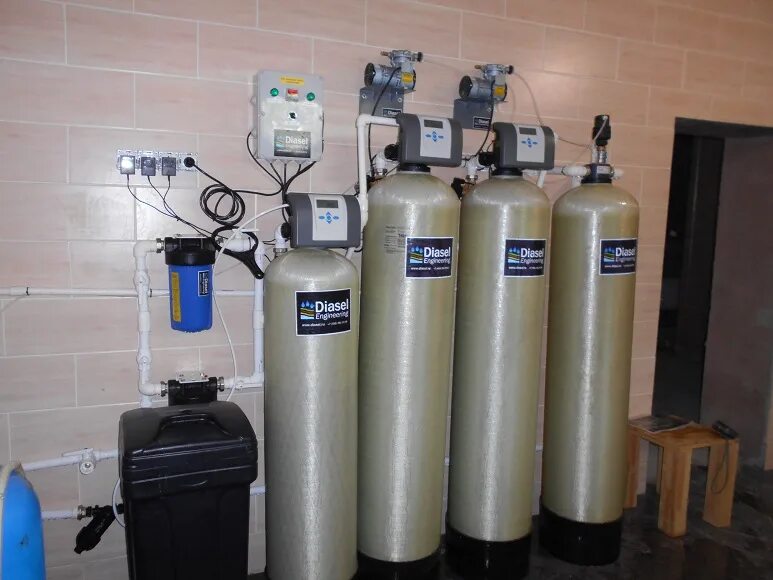 Система водоочистки для загородного. Станция водоподготовки Гидровелл. Фильтр для скважины трехступенчатый. Водоподготовка для коттеджа. Фильтры для воды в коттедж.