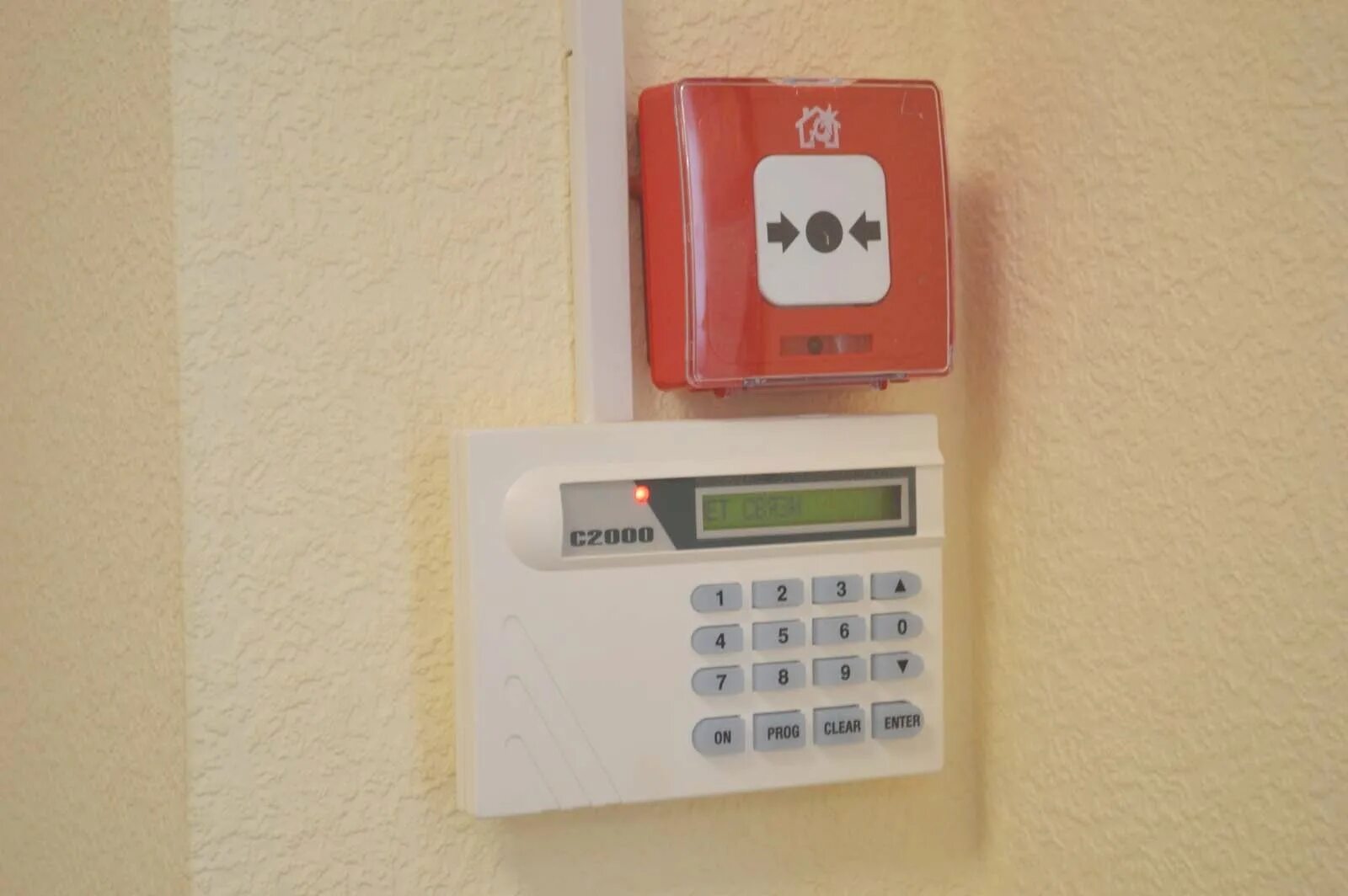 Блок пожарной сигнализации 90-х. Пожарная сигнализация в школе. Противопожарная сигнализация в школе. Оповещение пожарной сигнализации в квартирах.
