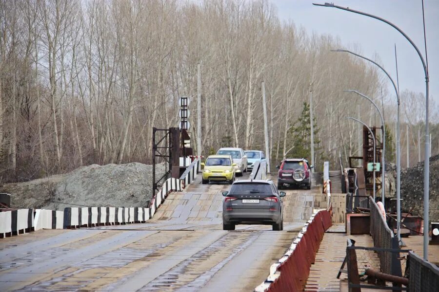 Понтонный мост бийск работает сегодня или нет. Понтонный мост бийск. понтонный мост город бийск. мост через бию в бийске. понтонный мост юрга поломошное.