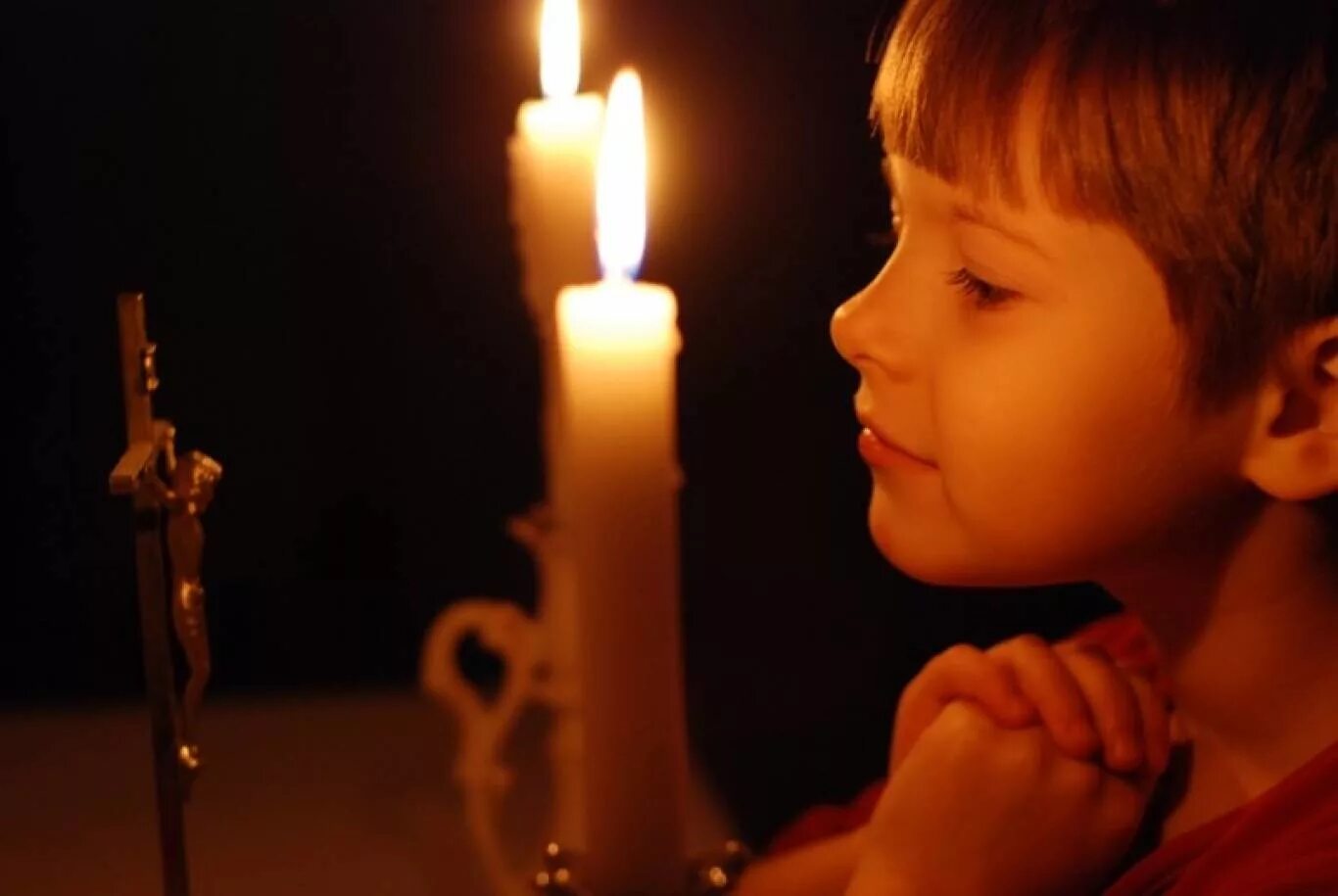 Молюсь и верю. Мальчик в храме. Мальчик молится в церкви. Детишки со свечками в церкви. Мальчик у иконы.
