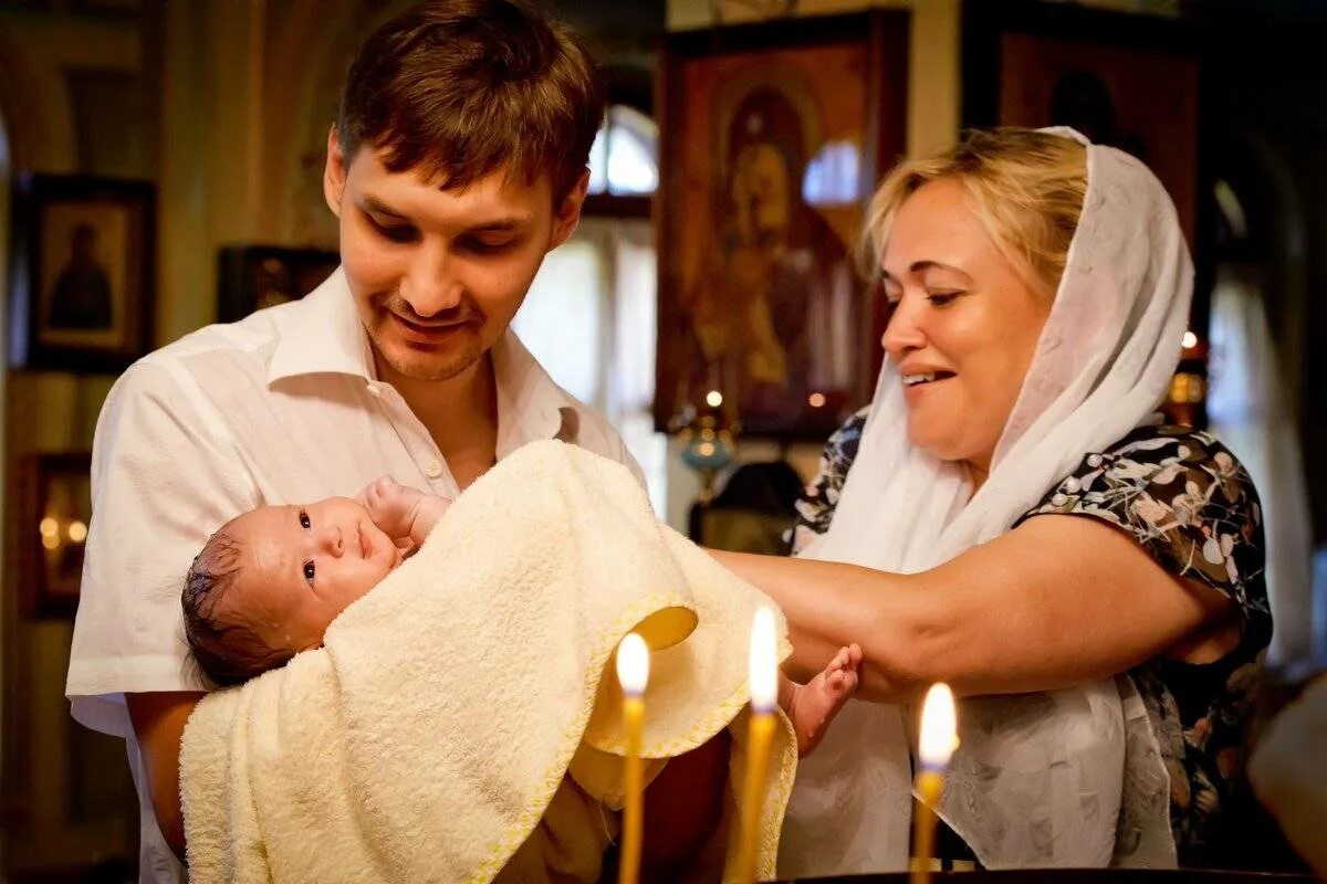 Почему нельзя быть крестными. Младенец в храме. Крещение в церкви. Родители и дети в церкви. Дети с родителями в храме.