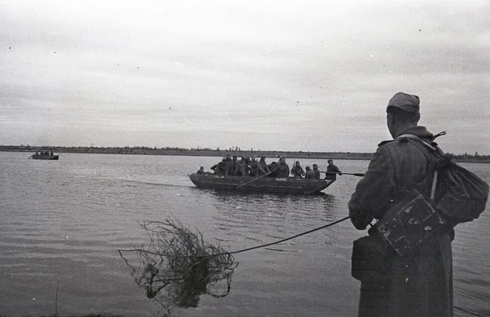 Переправа днепр. Битва за Днепр 1943. Битва за Днепр 1943г.. Битва за Днепр форсирование Днепра. Переправа через Днепр 1943.