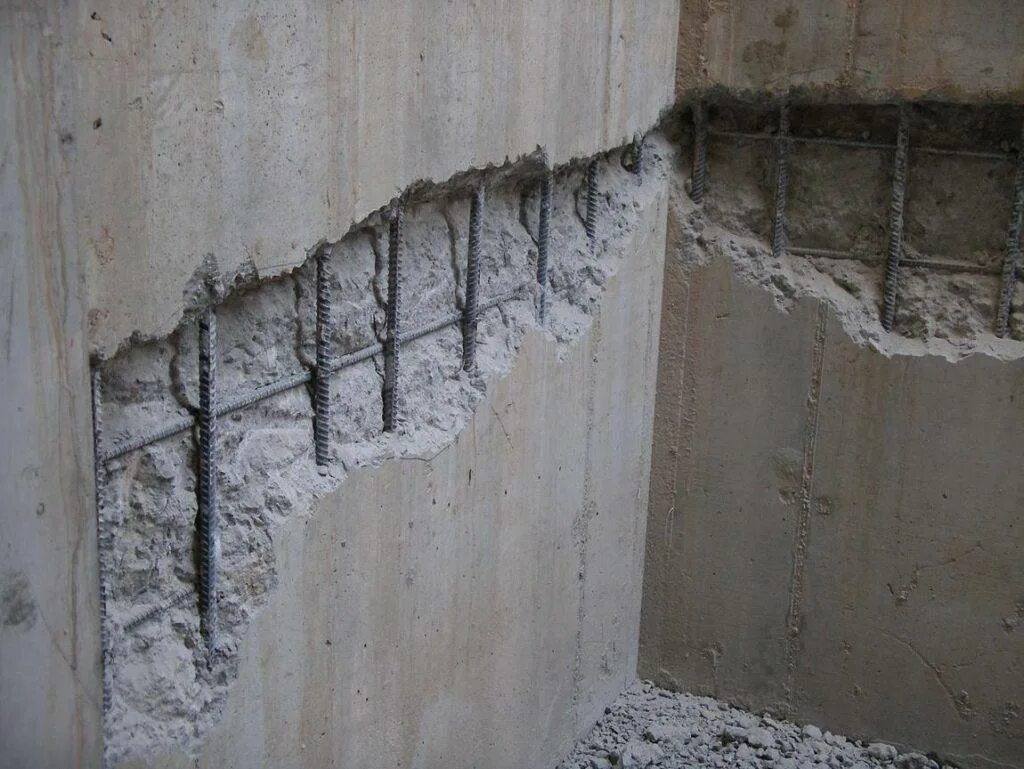 Трещины в железобетонных стенах. Арматура в стене. Разрушение бетонных конструкций. Армированный бетон стена.