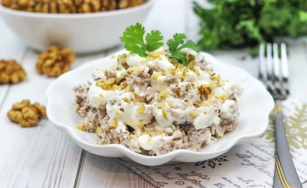 Салат с черносливом и курицей и грецкими орехами и грибами. Салат с курицей и орехами. Рецепт салата с курицей грибами грецкими орехами. Рецепт салата с курицей грибами грецкими орехами. Салат с грецкими орехами и курицей.