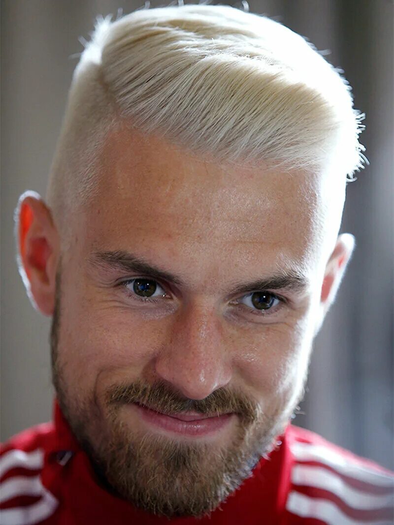 Aaron Ramsey Haircut. Рэмси прическа евро 2016. Короткие мужские стрижки светлые волосы. Мужские стрижки на светлые волосы