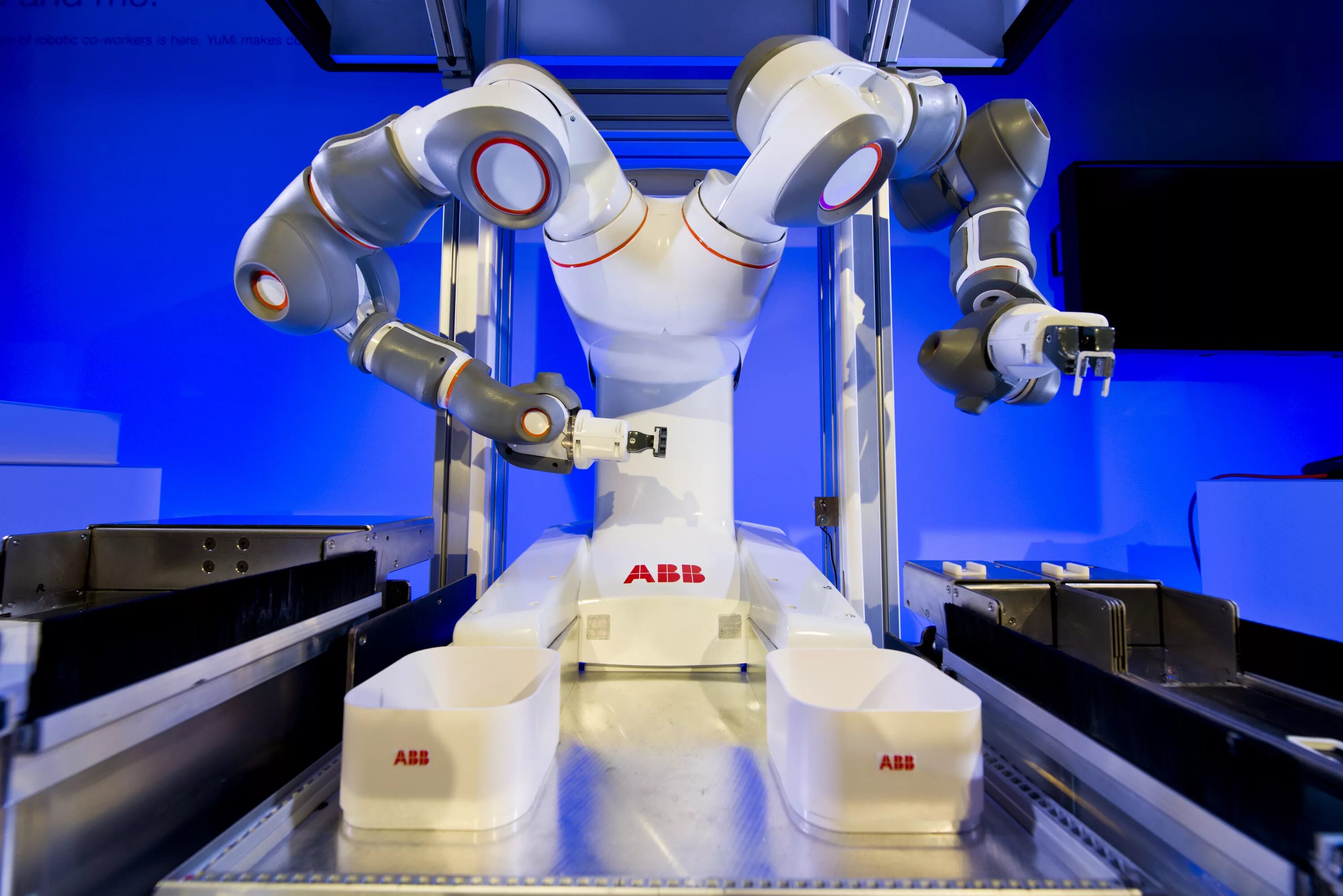 Коллаборативный робот ABB. ABB Robotics Yumi. Промышленные роботы ABB. Робот манипулятор.