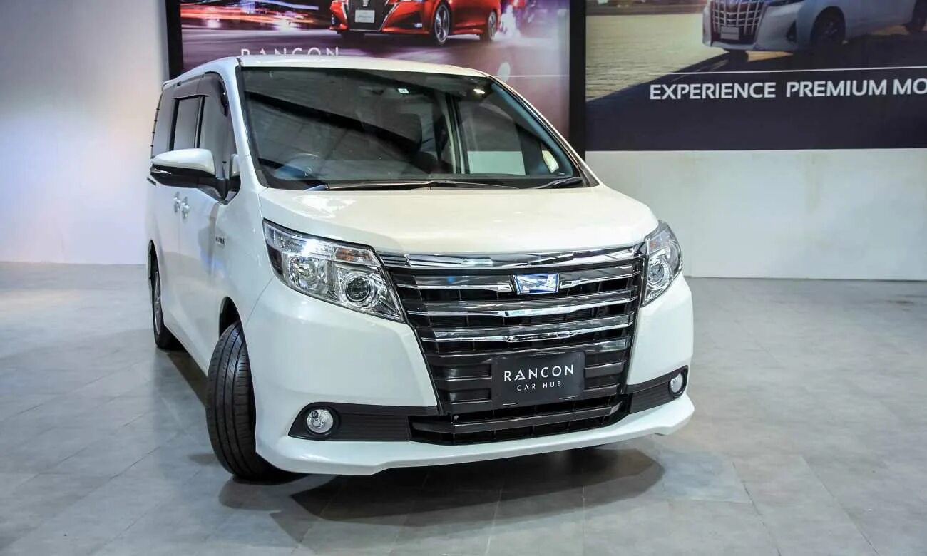 Тойота Ноах гибрид 2015. Тойота Ноах 2018 гибрид. Toyota Noah Hybrid 2021. Минивэн Toyota Noah Hybrid 2015. Noah гибрид