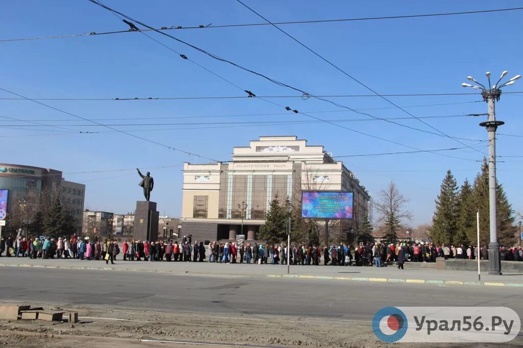 Что сейчас в орске на данный момент. Комсомольская площадь орск. орск комсомольская площадь 2003. комсомольская площадь город орск оренбургская область. орск комсомольская площадь сейчас.