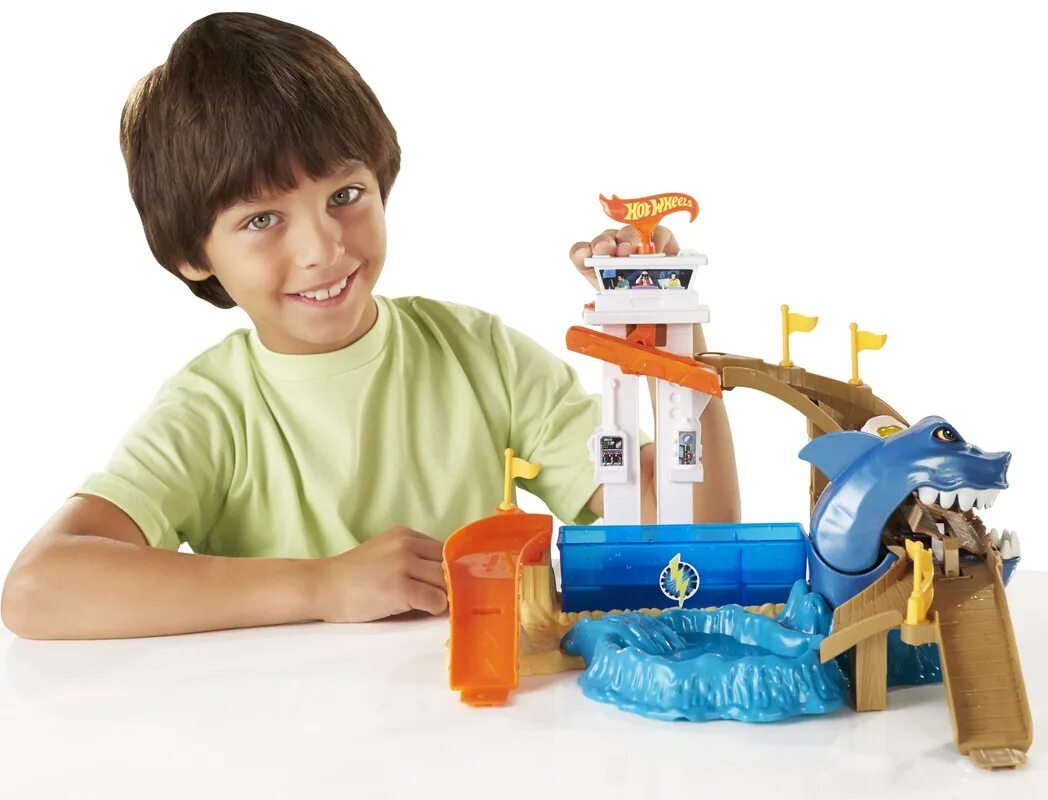 Hot wheels дети играют. Игровой набор hot Wheels bgk04 атака акулы. Hot Wheels bgk04 хот Вилс игровой набор "атака акулы. Трасса хот Вилс с акулой. Трек хот Вилс с акулой.