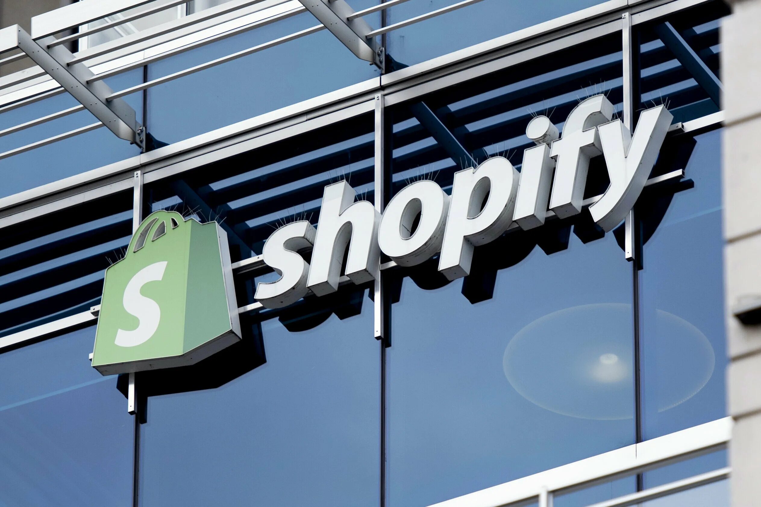 Shopify Company. Shopify logo. E Commerce Company. Shopify работа с Америкой товарный бизнес фото. Commerce company