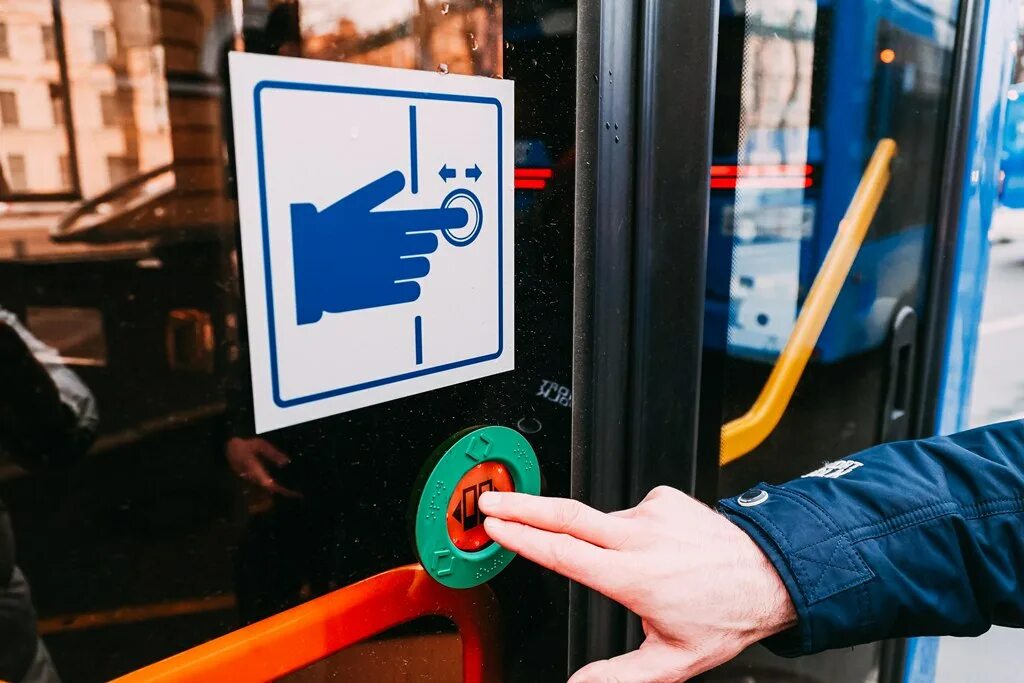 Остановиться специальный. Кнопка открывания двери автобуса. Кнопки для открытия двери в трамвае. Кнопки открывания дверей в троллейбусе. Кнопка остановки автобуса.