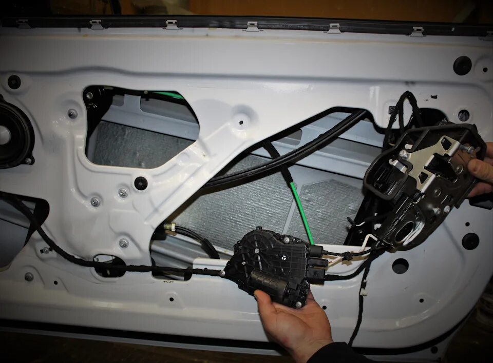 Установка доводчиков дверей на автомобиль. Установка доводчиков дверей на автомобиль. Установка доводчиков дверей на автомобиль. Автомобильный доводчик дверей ауди а6. Доводчики дверей тойота ленд крузер 200.