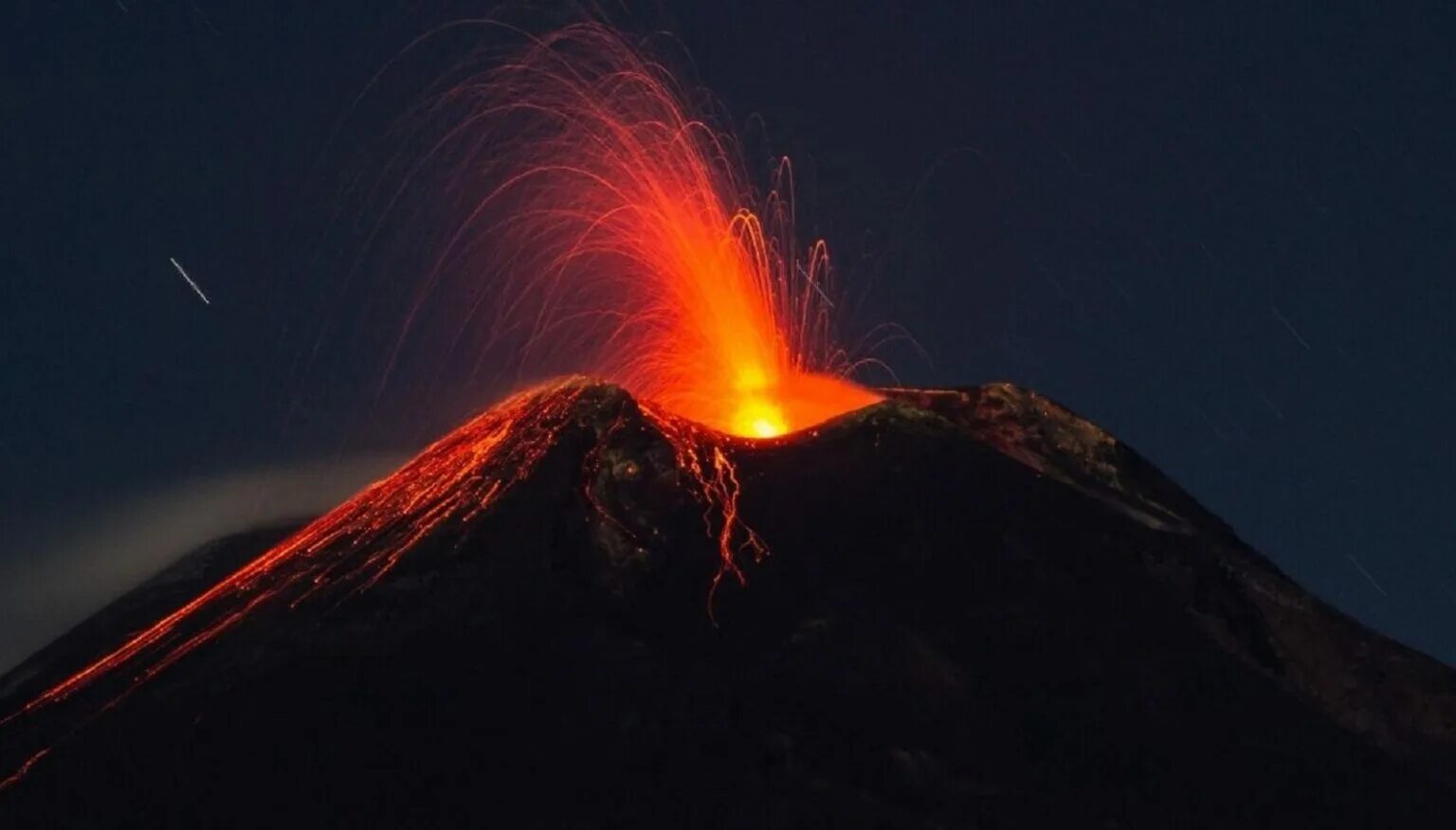 Вулкан Этна. Вулкан на Сицилии. Вулкан Везувий и Этна. Этна Сицилия.