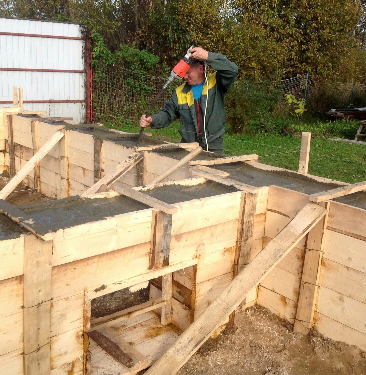 Опалубка 1200*250. Опалубка для монолитного фундамента 200х200х400. Фундамент для бани. Опалубка для заливки фундамента. Схема установки опалубки фундамента.