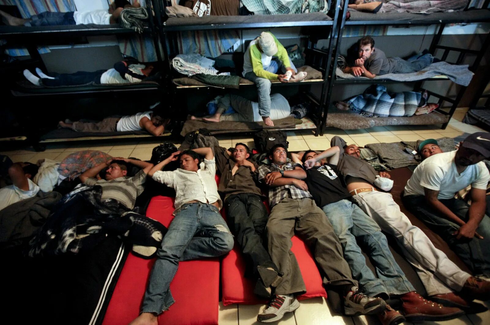 Фото узбеки спят. Общежитие мигрантов. Хостел для мигрантов. Много людей в одной комнате. Мигранты спят в одной комнате.