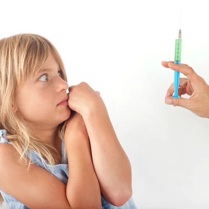 Вакцины вред. Прививка детям. Девочка прививка.