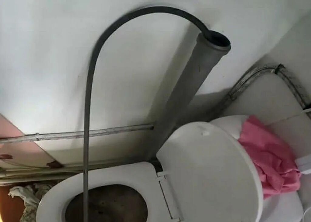 Устранение засора в унитазе. Проволока для прочистки унитаза. Как прочистить унитаз тросом самостоятельно. Как прочистить унитаз тросом самостоятельно. Чистка засора унитаза тросом.