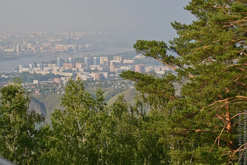 Ковид в красноярске. Вид на Красноярск со столбов. Красноярск вид на горы. Столбы Красноярск вид на город. Красноярск вид на гору с Перенсона.