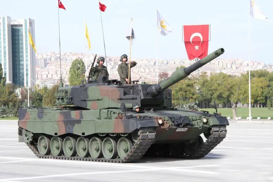 2 2 4 turkey. Танк леопард 2а4. Леопард 2а4 Турция. Leopard 2a4 Турции. Танк леопард 2а4 вс Турции.