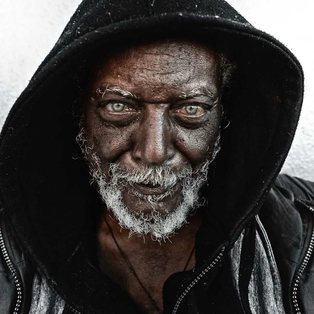 Черный бомж. Ли Джеффрис. Lee Jeffries фотографии. Старик негр.