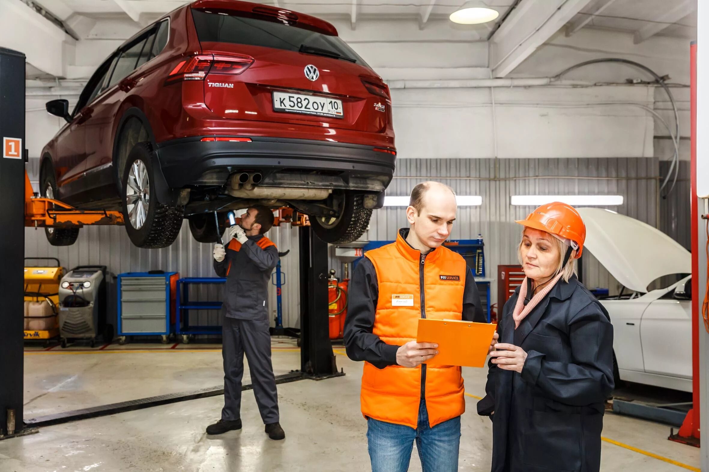 Подскажите сервис. СТО Fit service. Автомобиль в сервисе. Автомастерская. Приёмка автомобиля автосервиса.