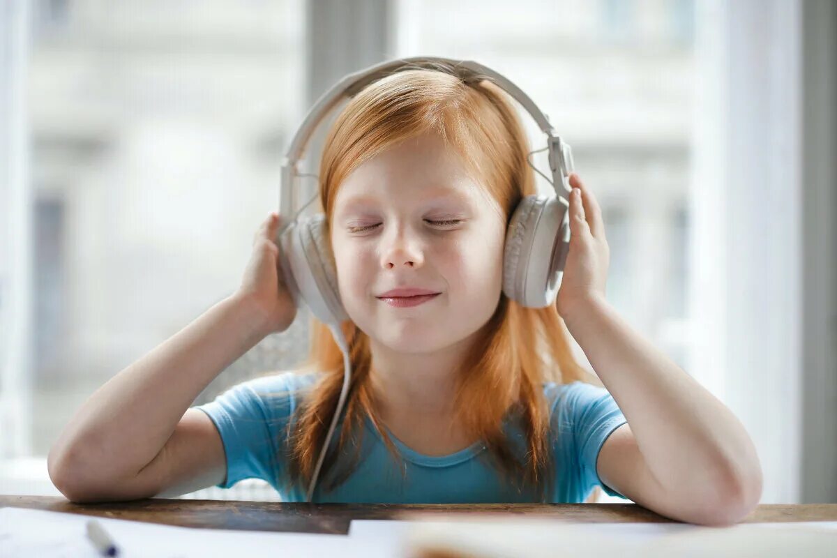 Дети слушать. Дети СЛУШАЮТ музыку. Девочка слушает музыку. Наушники для детей. Аудирование.