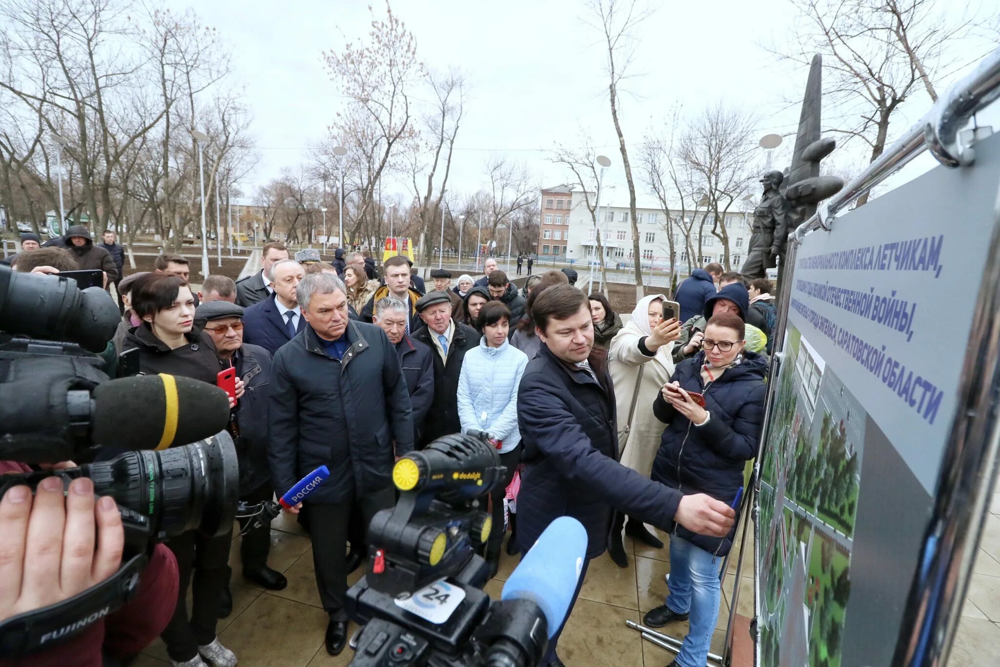 Взрывы в летке энгельс. Володин у дома офицеров в Энгельсе. Похороны в летном Городке Энгельс. Энгельс Летка новости. Прощание с офицером в летном Городке Энгельс.