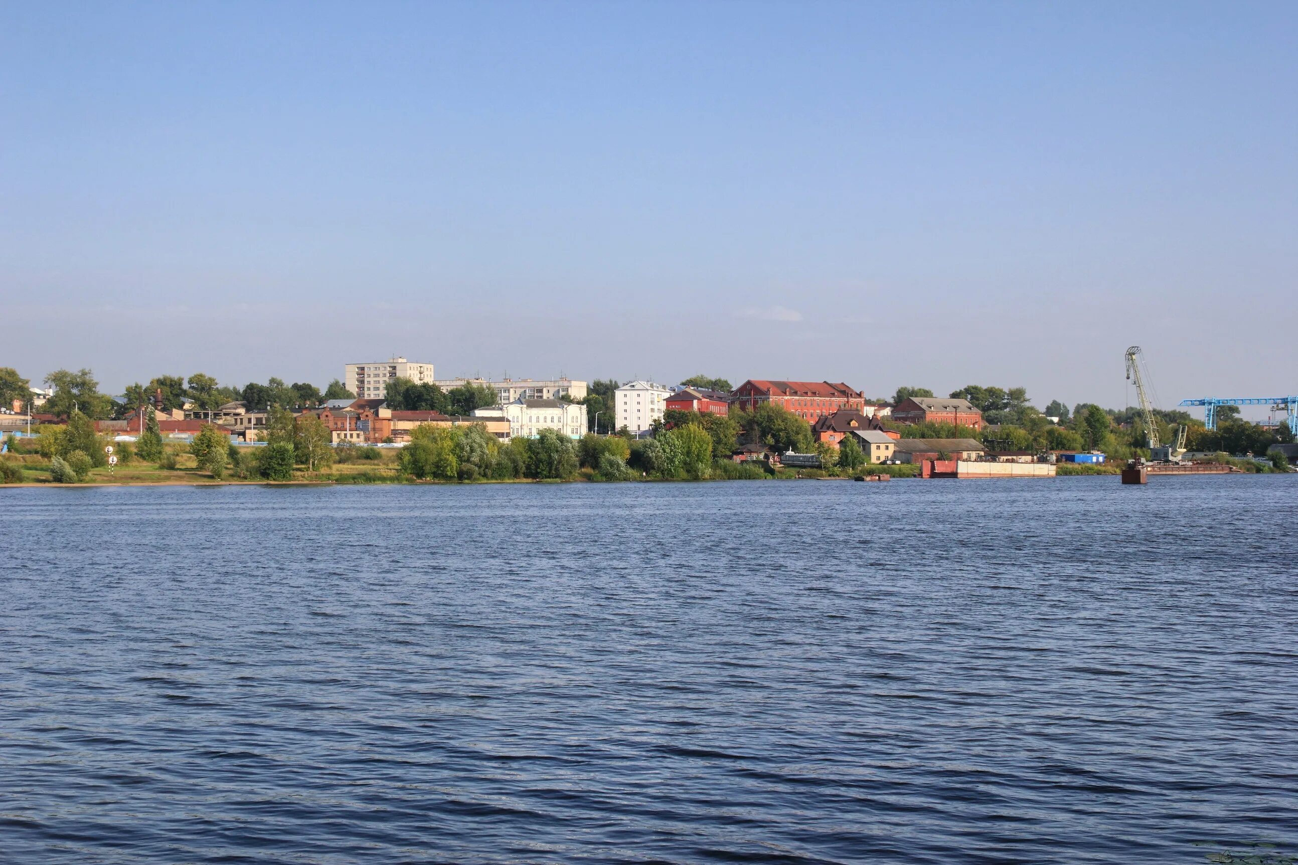 Река волга в костроме. Левый берег волги кострома. Набережная реки волга кострома. Правый берег кострома. Река волга в костроме.