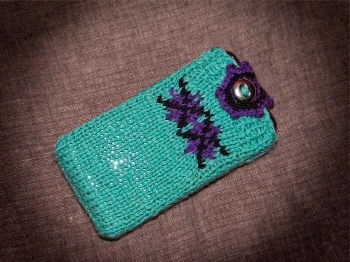вязаный чехол для телефона спицами. вязаный чехол для смартфона. вязаные футляры для смартфонов. чехол для телефона крючком. вязаный чехол для телефона.