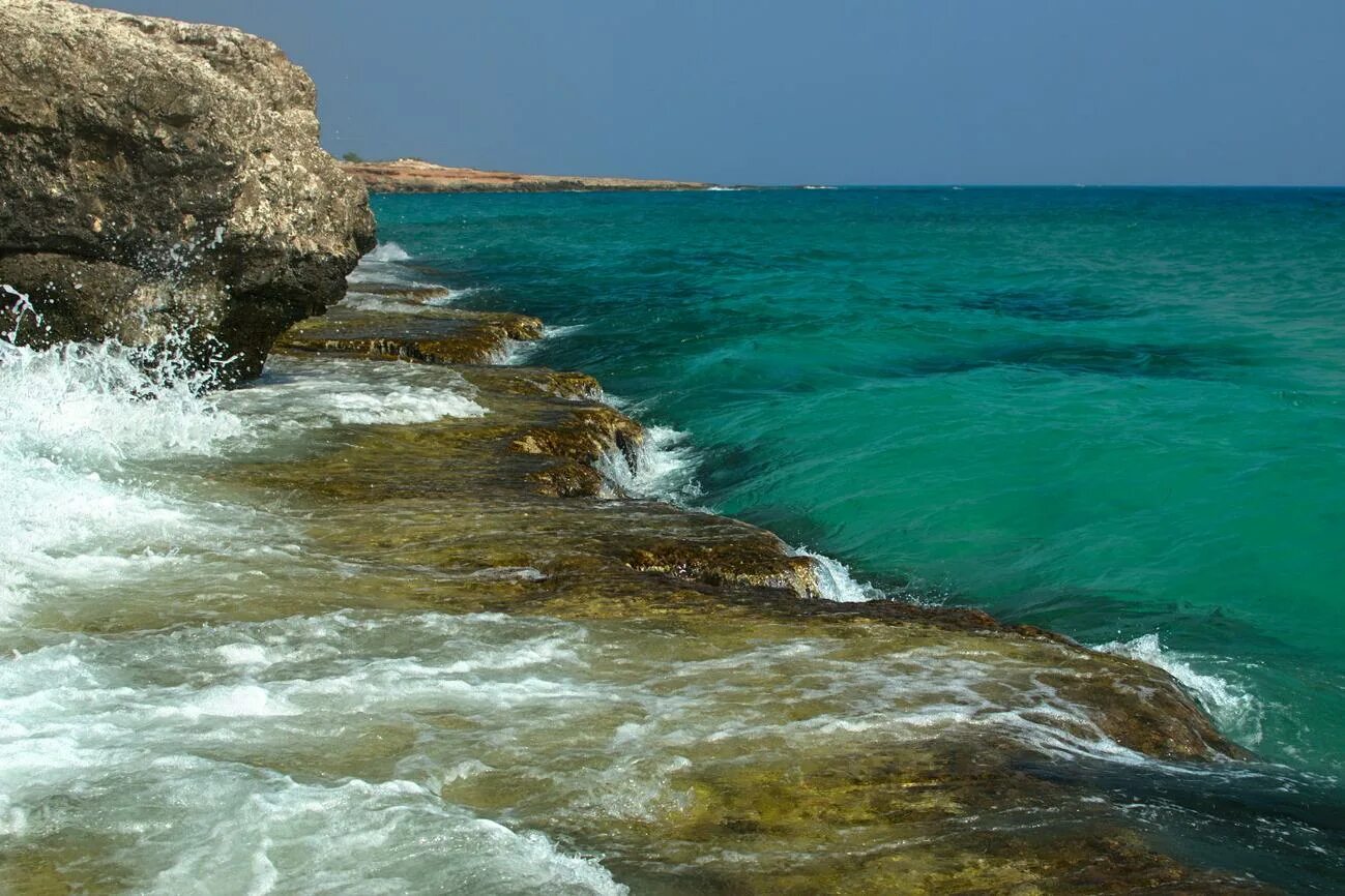 Средиземное море Кипр. Море Альборан. Алжир море Альборан. Остров Альборан.