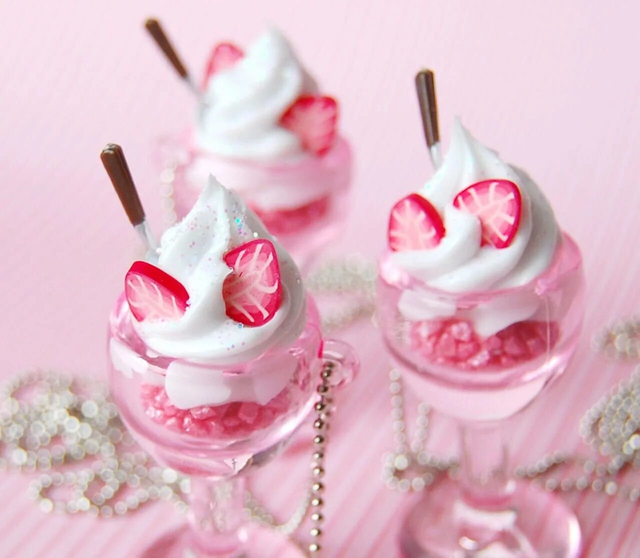 Нежны сладостны. Нежные сладости. Сладости розовый. Нежный десерт. Розовые вкусняшки.