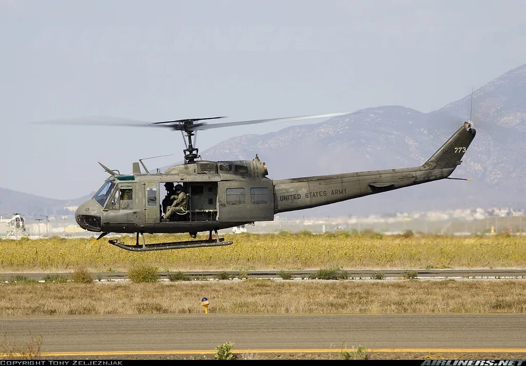 Американский вертолет bell. Американский вертолет bell. Вертолёт bell uh-1 iroquois. Белл uh-1 «ирокез». Вертолёт uh-1 "ирокез".