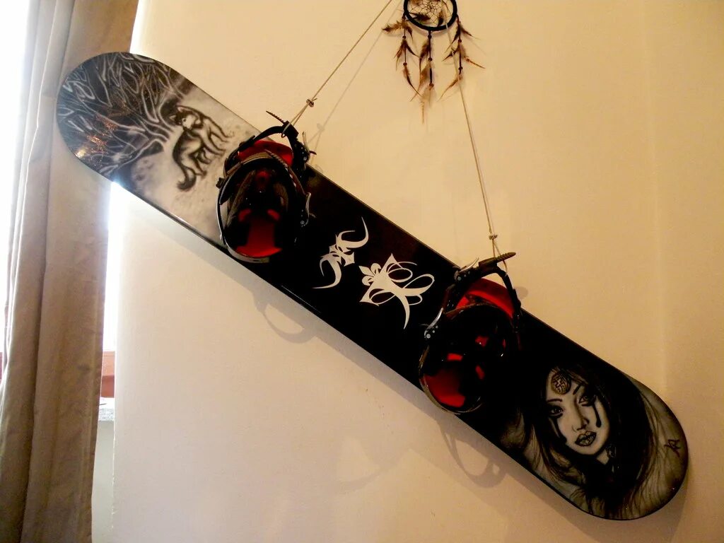 сноуборд дома. сноуборд 5150 nomad. полки для сноубордов. креативные идеи. полки для сноубордов.