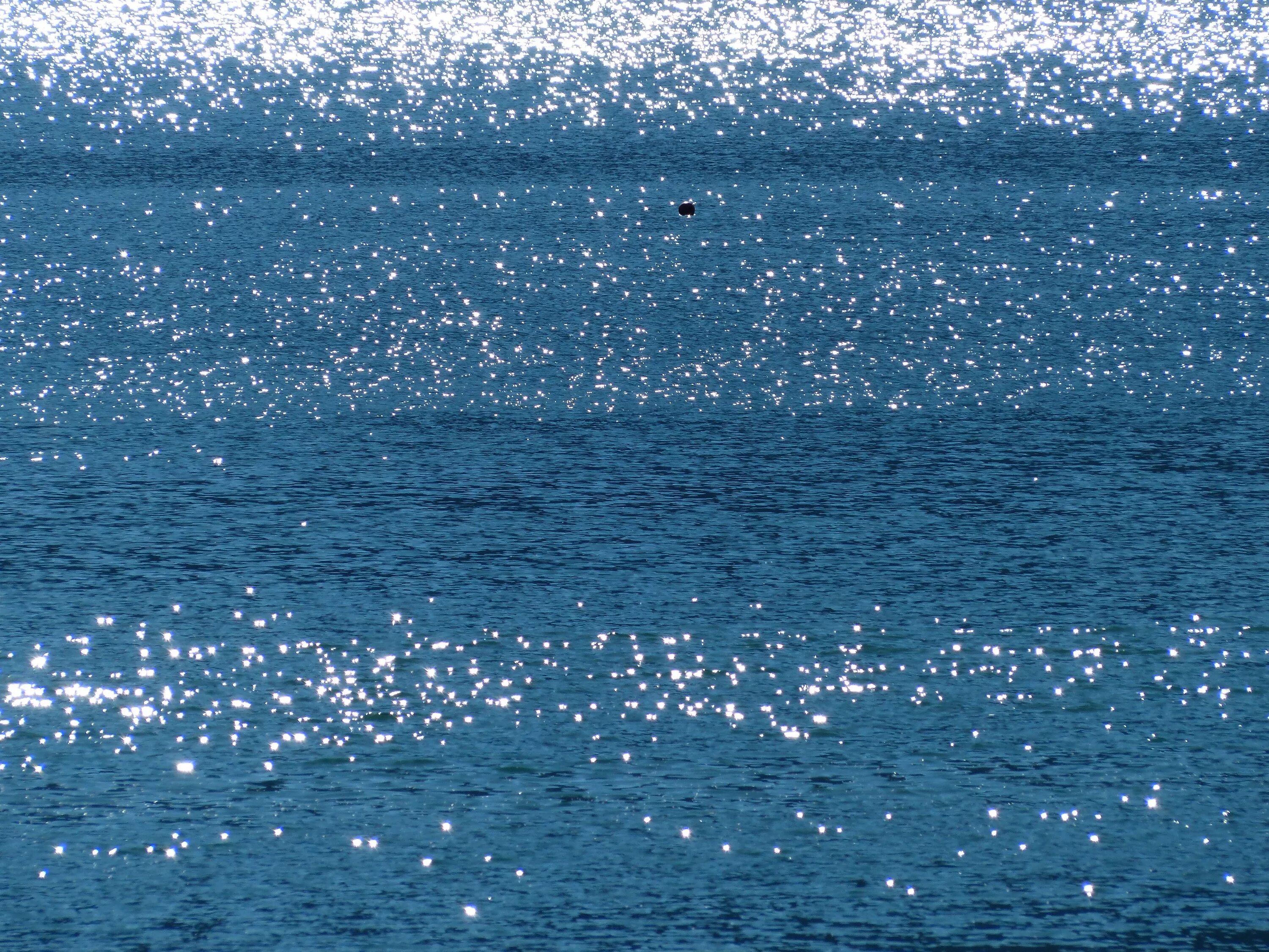 Прозрачная блестящая вода. Блеск воды. Водная гладь. Блестящее море. Блики на море.