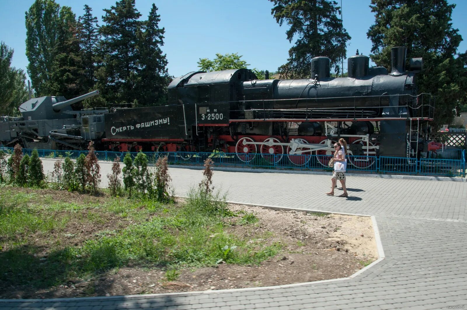 Паровоз севастополь. Памятник бронепоезду "железняков". Паровоз севастополь. Паровоз памятник севастополь. Паровоз бронепоезда «железняков».