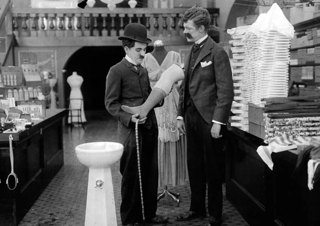 Charlie Chaplin 1916. Чарли Чаплин ,,контролёр универмага,, 1916. Чарли Чаплин портной. Чарли Чаплин зеркало. История универмага