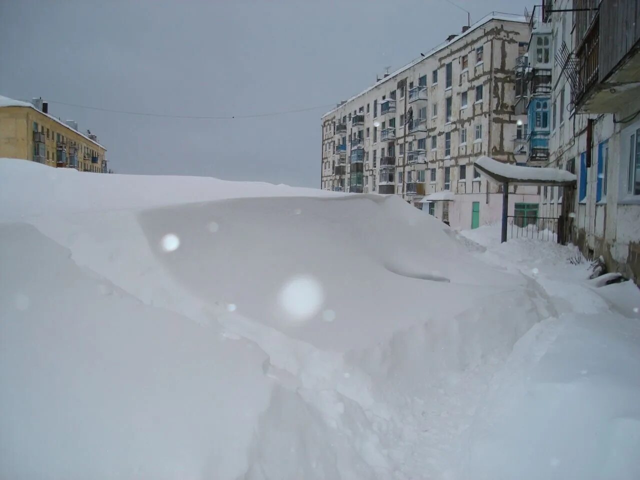 На сугробах видны. Южно-Сахалинск сугробы. Снежные сугробы в Южно-Сахалинске. Снежные сугробы в городе. Зима сугробы город.