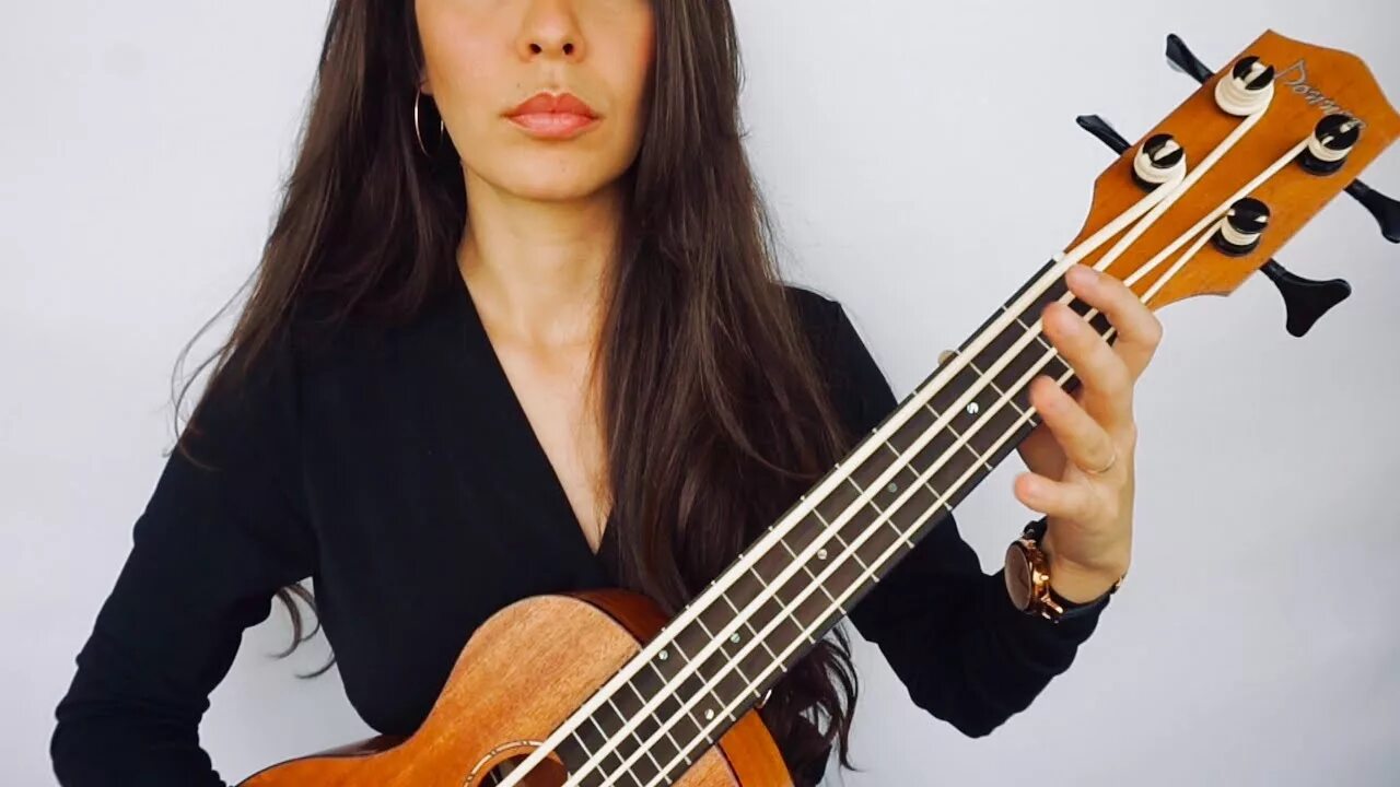 Большая укулеле. Укулеле большой человек. Укулеле большой человек. Гитара и книги. Большая укулеле.