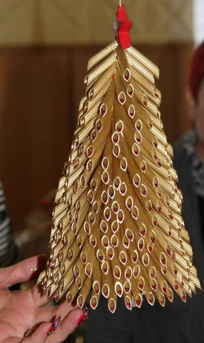 Новогодняя елка из макарон. Новогодняя елка из макарон. Поделка елка. Новогодняя елочка из макарон. Подделка плка из макарон.