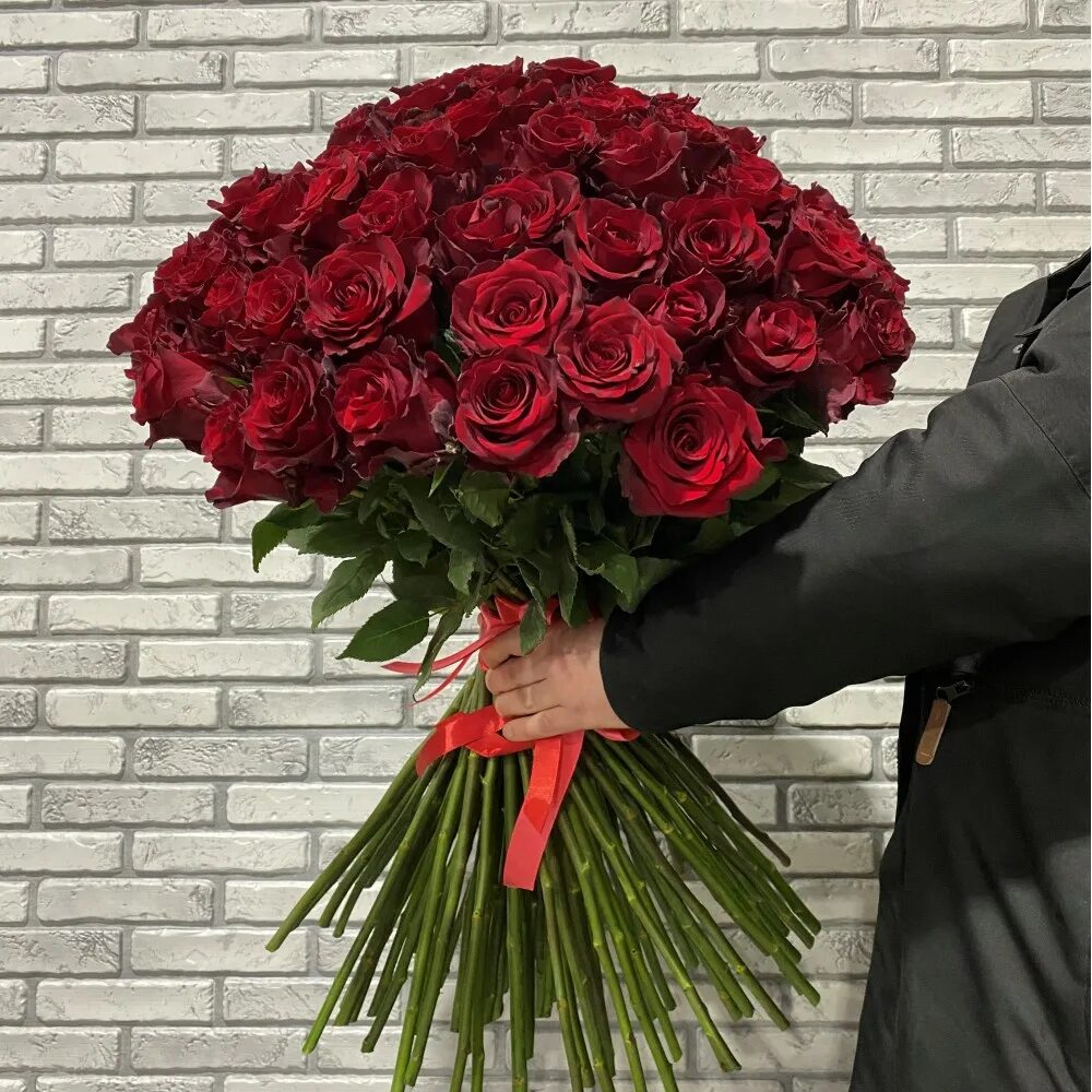 Сколько стоят 15 роз красных. 101 красная роза эквадор 70 см. 101 роза эквадор 70 см. красные розы эквадор 70 см. 101 эквадорская роза красная.