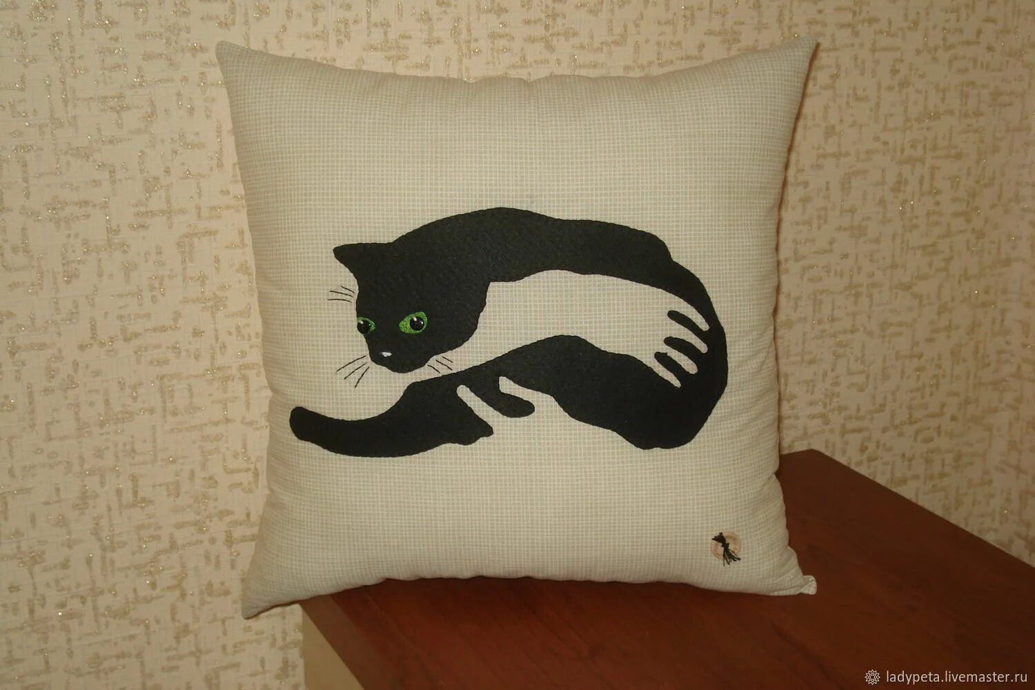 Характер кошки по подушечкам. Подушка кошка. Декоративная подушка кошки. Подушки с кошками аппликация. Подушка кошка своими руками.