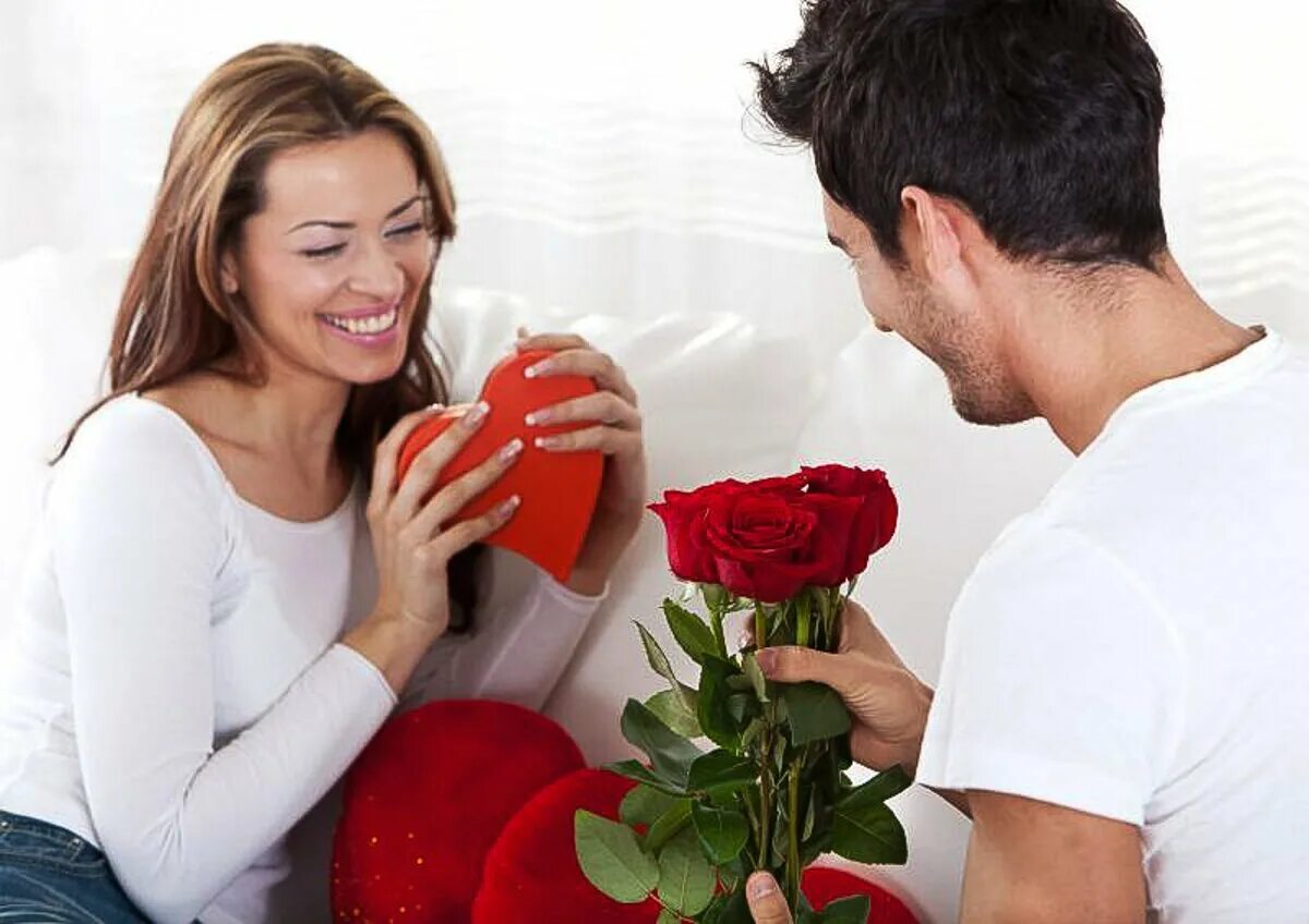 Супруг подарил супруге. Парень дарит девушке цветы. Мужчина дарит цветы женщине. Девушка дарит мужчине. Девушка дарит подарок мужчине.