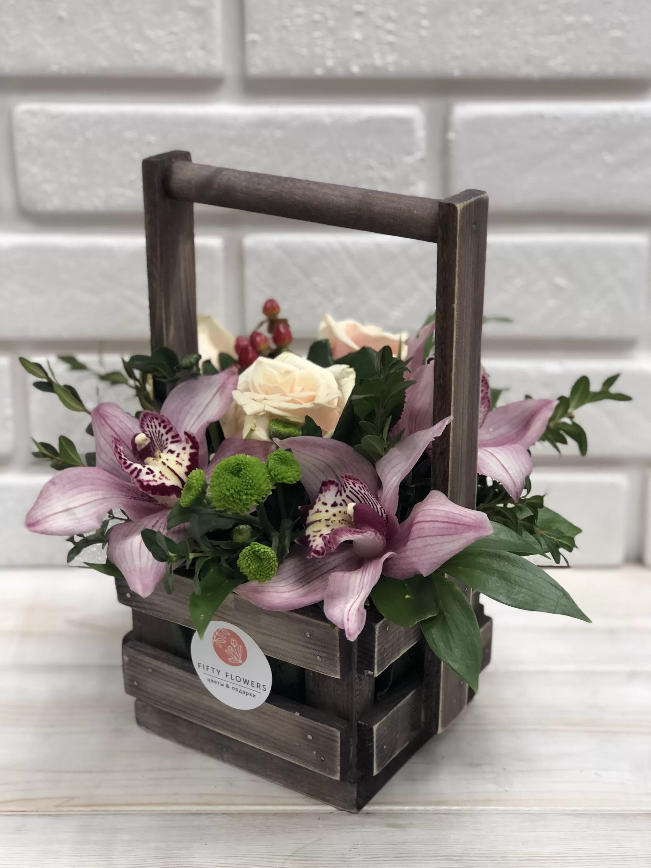 Ящик с цветами. Цветочная композиция в ящике. Цветы в ящике. Цветочные композиции в деревянных ящиках. Флористические композиции в деревянных ящичках.