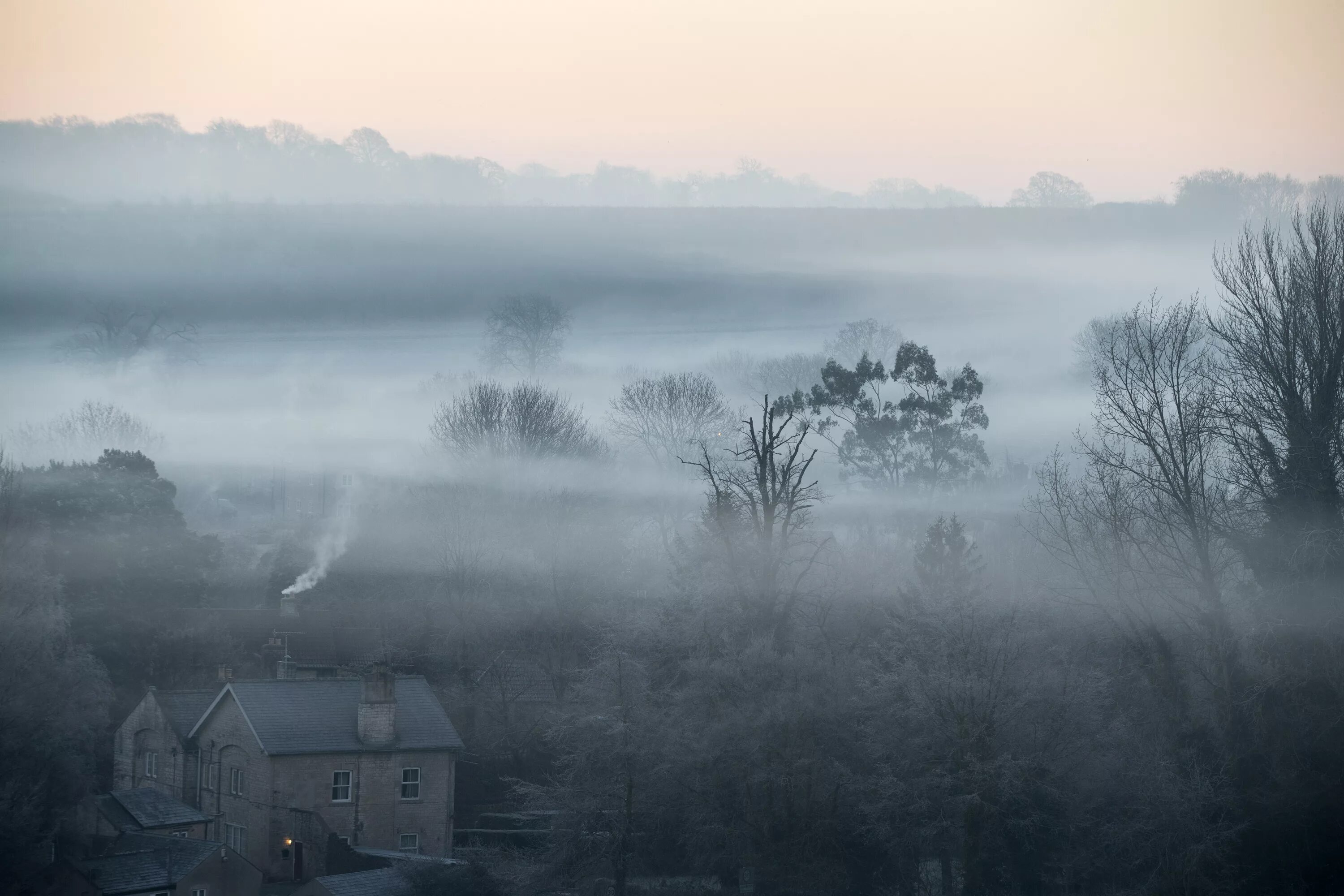 Великобритания туманный Альбион. Туманная Англия деревня. Туманный пейзаж. Деревня в тумане.