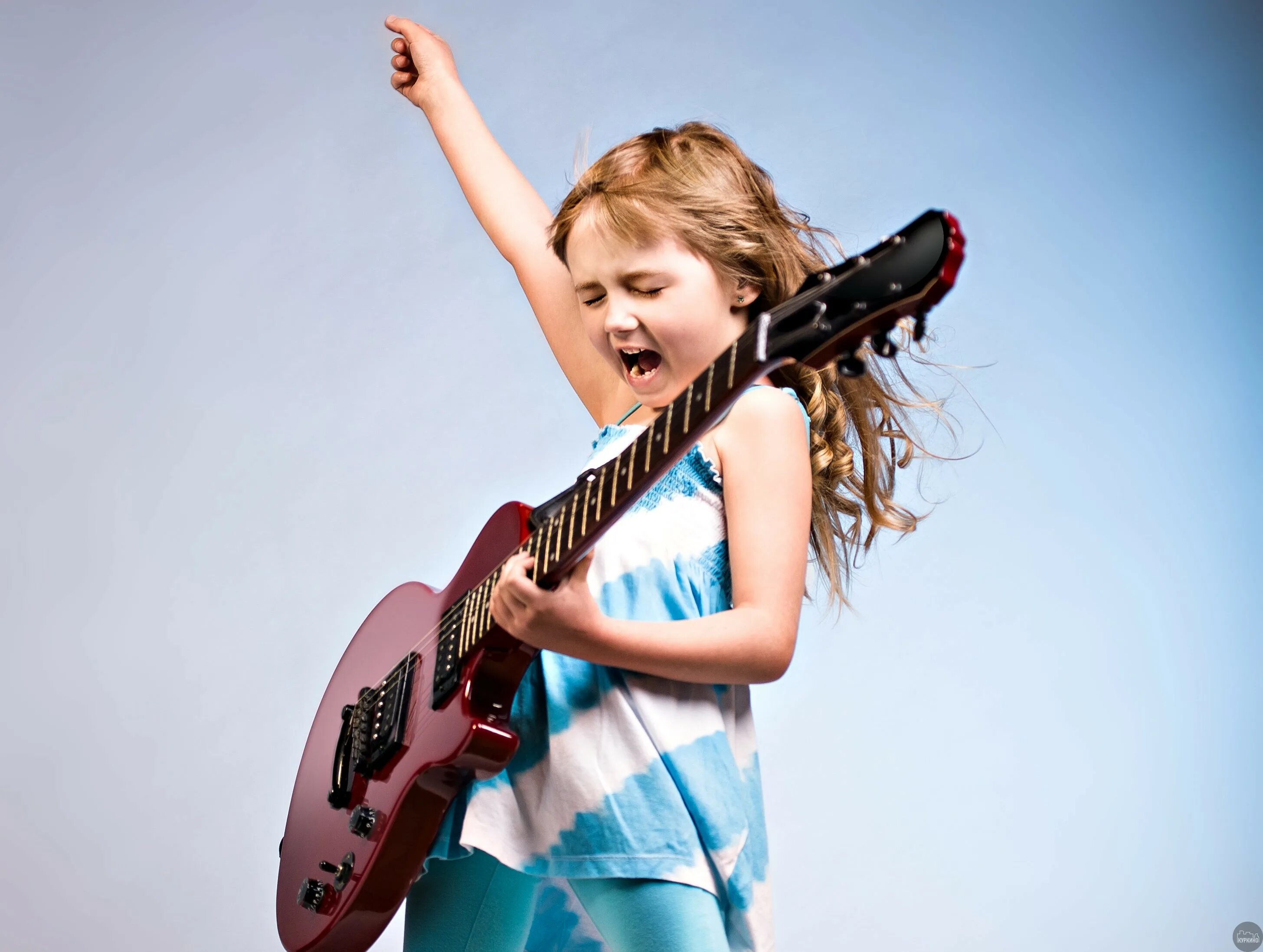 Гитара. Играющий на гитаре. Девушка с электрогитарой. Красивые гитары. Девушка играет на кейтаре.