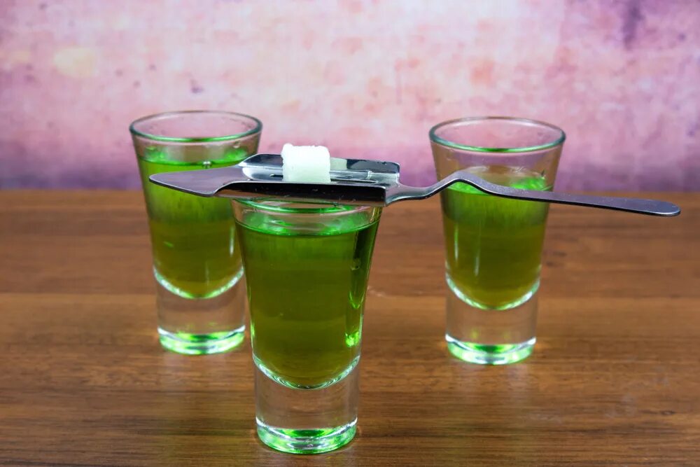 Абсент напиток. Абсент с сахаром. Абсент зеленый.