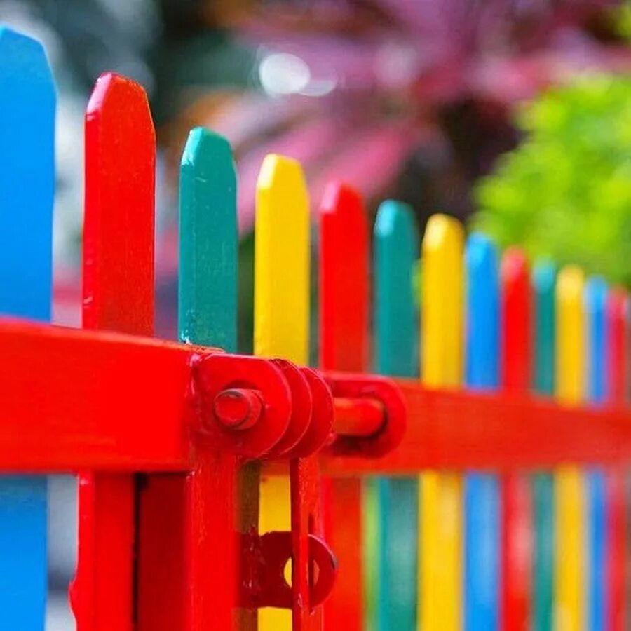 Разноцветный забор. Красочный забор. Красивый цветной забор. Забор красивый яркий. Our colorful