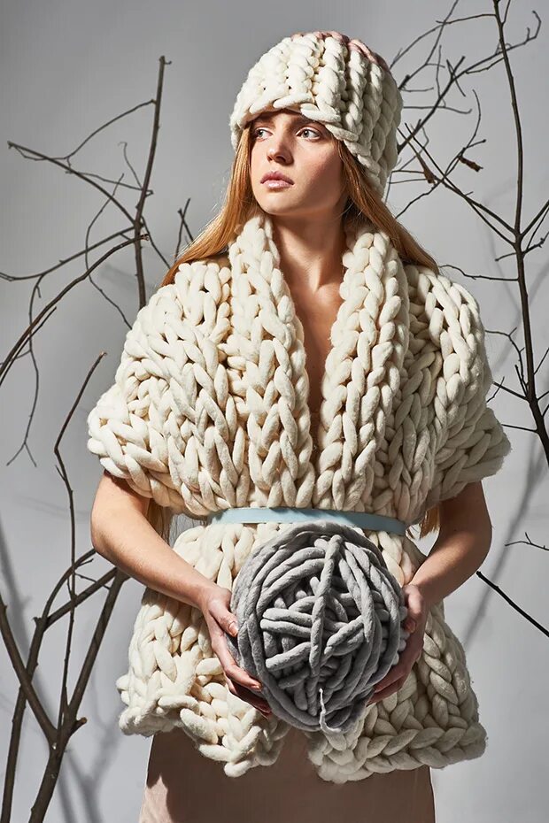 шарф из буклированной пряжи. вязаные вещи из фактурной пряжи. велюровая пряжа изделия. крупная пряжа для вязания. необычные вязаные изделия.