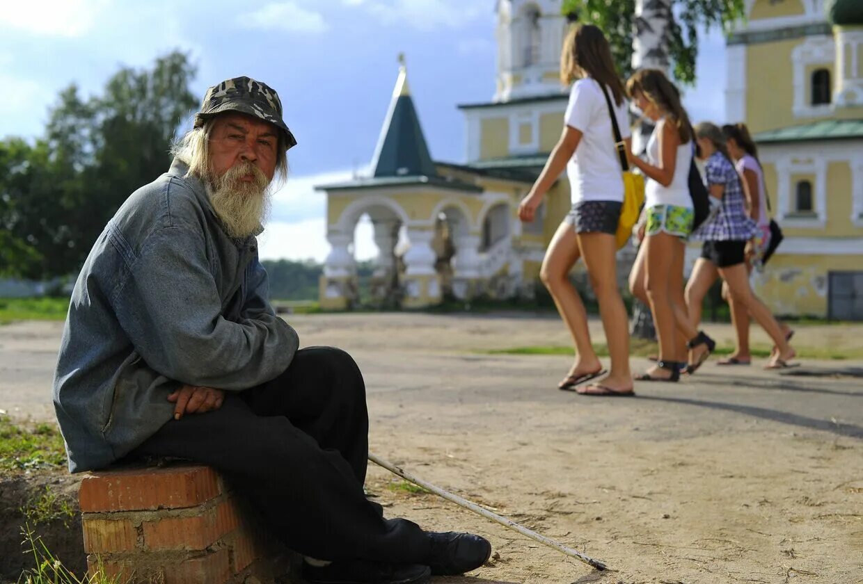 Жизнь стоит на паперти и просит. Нищий у храма. Нищий у церкви. Бедный старик. Люди возле храма.